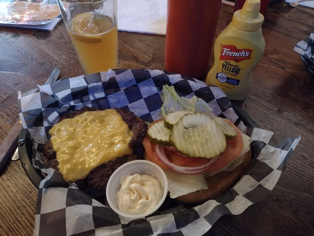 Cheeseburger 5 on Thurs w Draft Beer